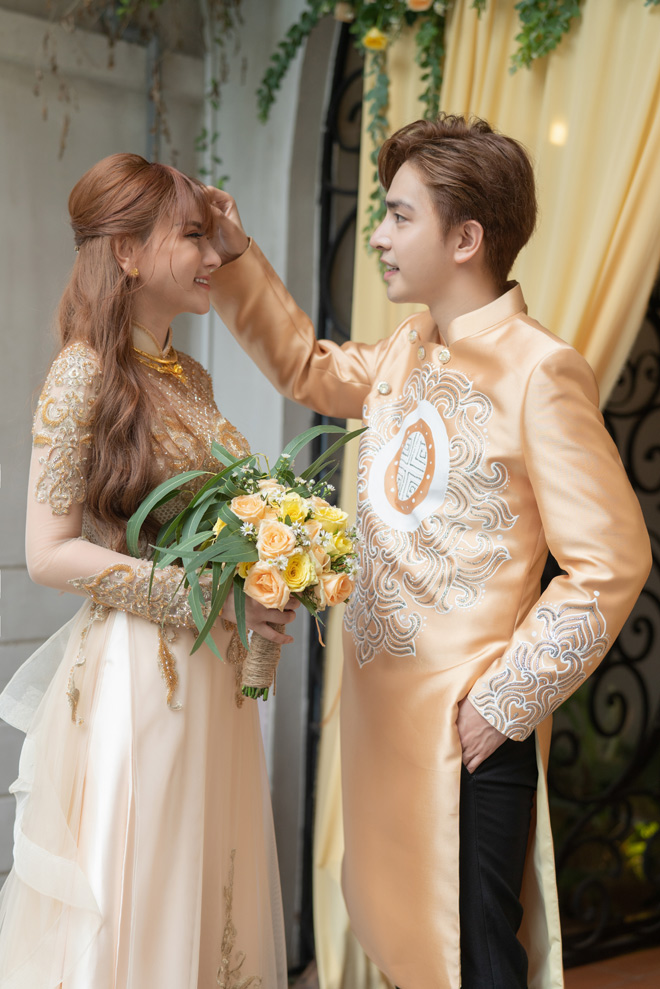 Mẹ đơn th&acirc;n Vbiz 42 tuổi vẫn đẹp n&oacute;ng bỏng, được trai trẻ k&eacute;m 10 tuổi mang s&iacute;nh lễ rước về l&agrave;m vợ- Ảnh 2.