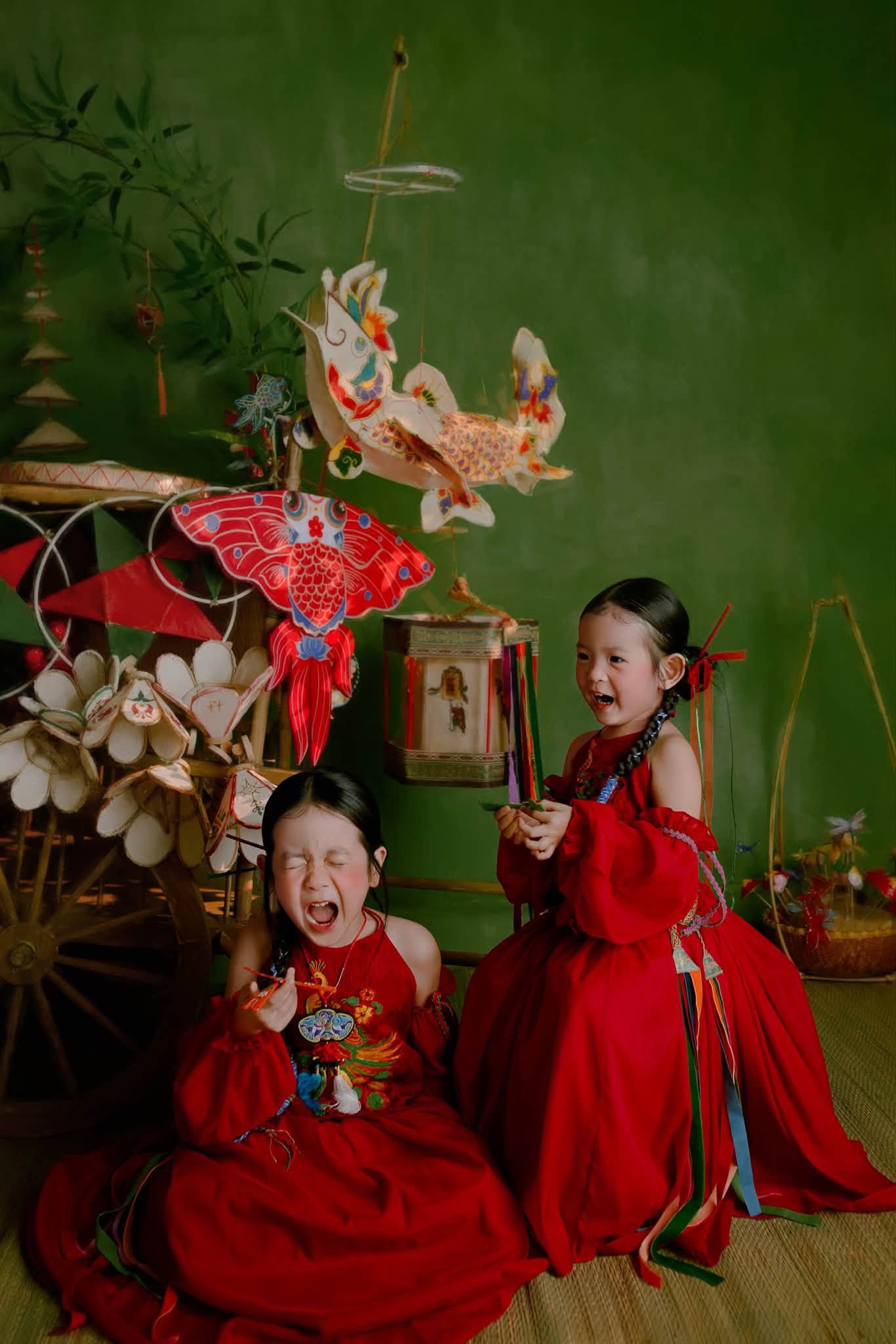 2 con g&aacute;i Trương Mỹ Nh&acirc;n diện đồ Trung thu xinh y&ecirc;u kh&oacute; tả, ngoại h&igrave;nh chuẩn bản sao của mẹ - Ảnh 2.