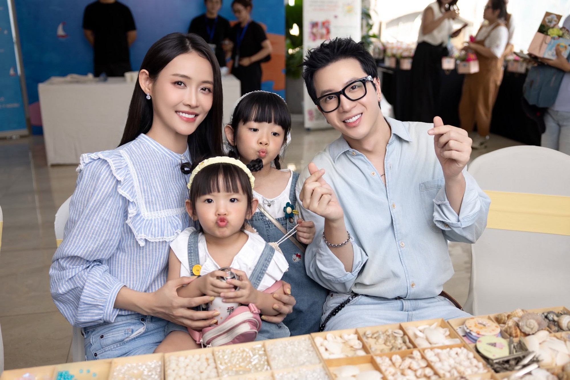 2 con g&aacute;i Trương Mỹ Nh&acirc;n diện đồ Trung thu xinh y&ecirc;u kh&oacute; tả, ngoại h&igrave;nh chuẩn bản sao của mẹ - Ảnh 10.