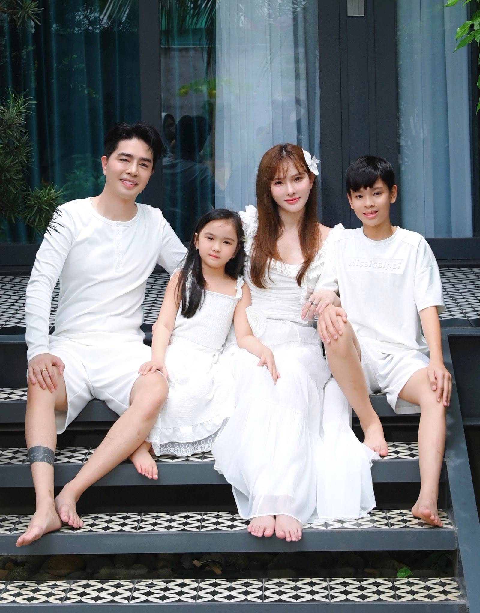 Mẹ đơn th&acirc;n Vbiz 42 tuổi vẫn đẹp n&oacute;ng bỏng, được trai trẻ k&eacute;m 10 tuổi mang s&iacute;nh lễ rước về l&agrave;m vợ- Ảnh 5.
