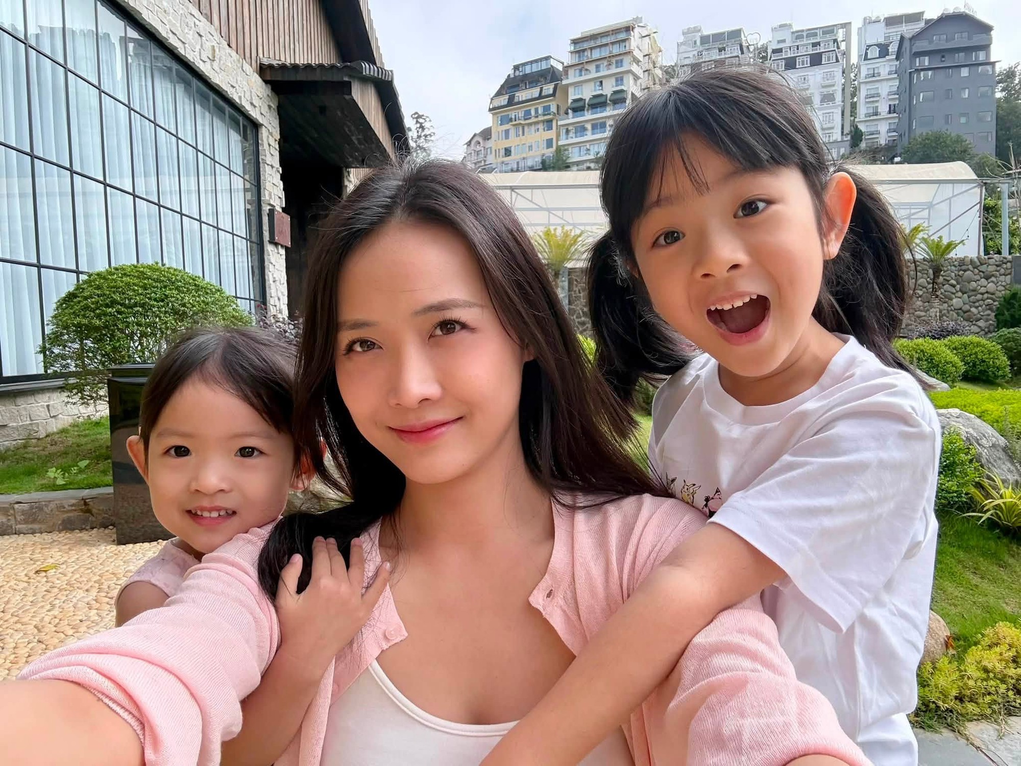 2 con g&aacute;i Trương Mỹ Nh&acirc;n diện đồ Trung thu xinh y&ecirc;u kh&oacute; tả, ngoại h&igrave;nh chuẩn bản sao của mẹ - Ảnh 7.