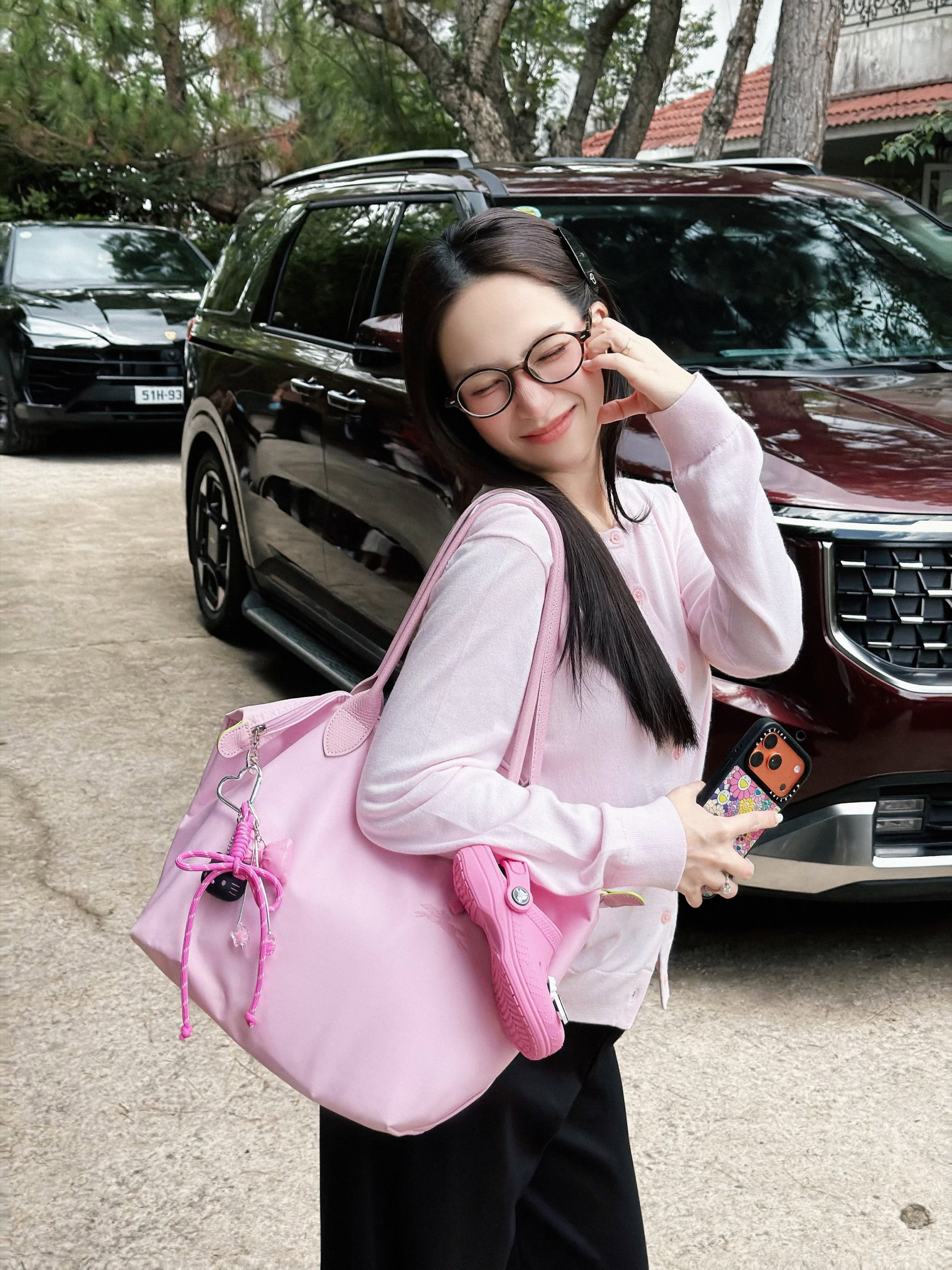 Con g&aacute;i Joyce Phạm - Jayla xinh y&ecirc;u trong v&aacute;y hoa nh&iacute; , phong c&aacute;ch mẹ con cực điệu - Ảnh 5.