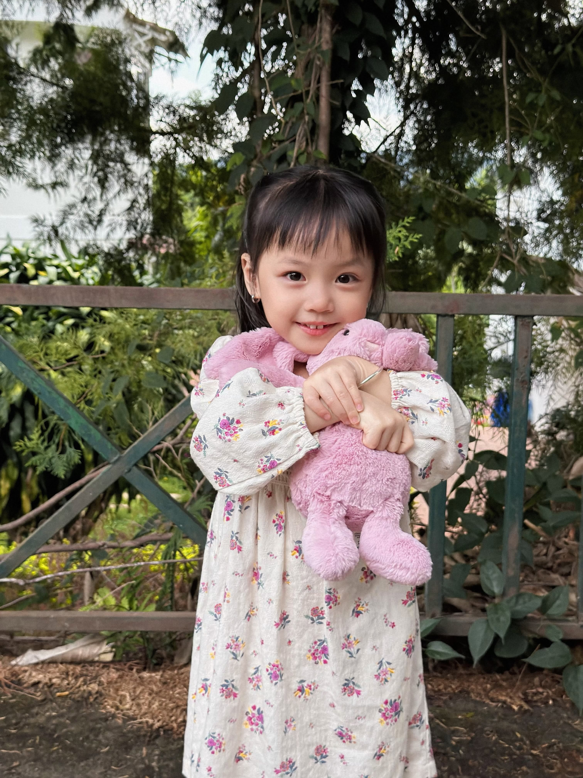 Con g&aacute;i Joyce Phạm - Jayla xinh y&ecirc;u trong v&aacute;y hoa nh&iacute; , phong c&aacute;ch mẹ con cực điệu - Ảnh 3.