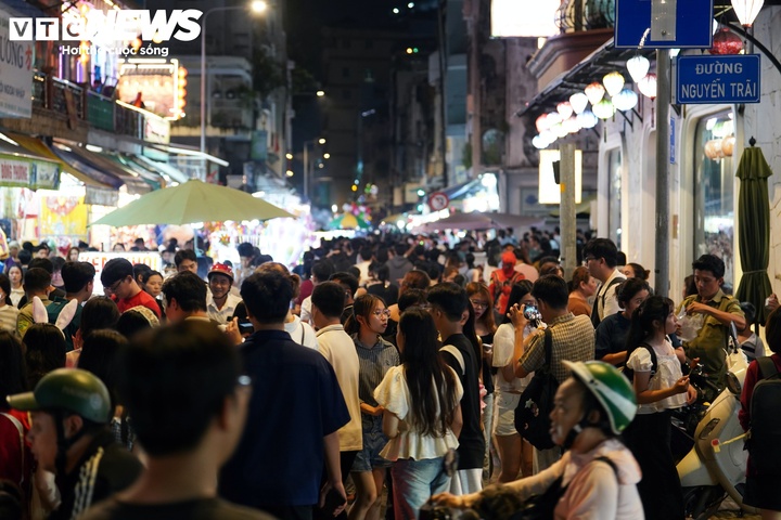 H&agrave; Nội v&agrave; TP . HCM rộn r&agrave;ng đ&ecirc;m Trung thu 2026 , người d&acirc;n n&ocirc; nức xuống phố - Ảnh 15.