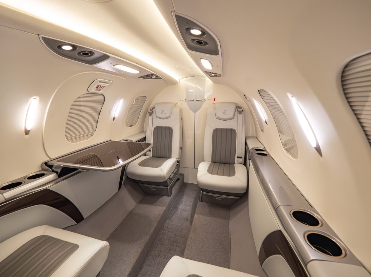 M&aacute;y bay HondaJet cỡ nhỏ với tốc độ 800 km / h vừa hạ c&aacute;nh tại T&acirc;n Sơn nhất - Ảnh 3.
