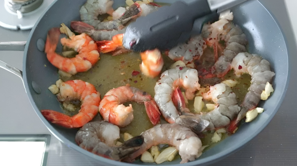 M&oacute;n t&ocirc;m rang l&agrave;m theo c&ocirc;ng thức chỉ 5 ph&uacute;t m&agrave; đậm đ&agrave; hương vị đưa cơm  - Ảnh 4.