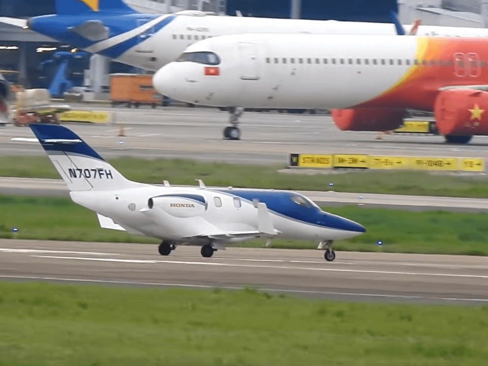 M&aacute;y bay HondaJet cỡ nhỏ với tốc độ 800 km / h vừa hạ c&aacute;nh tại T&acirc;n Sơn nhất - Ảnh 1.