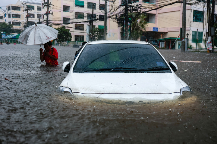 Th&aacute;i Lan ngập lụt 2026: Người d&acirc;n sống kh&oacute; khăn , nhiều ng&agrave;y phải ngủ tr&ecirc;n b&agrave;n - Ảnh 2.