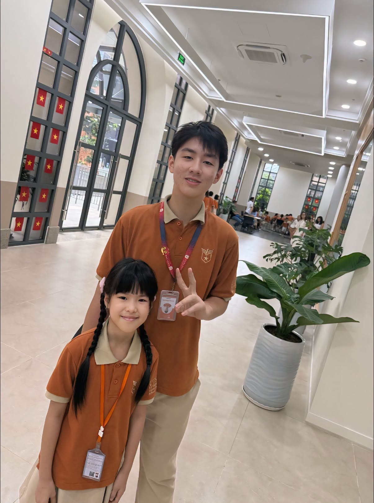 2 con của Qu&aacute;ch Ngọc Ngoan: Con trai bảnh bao chiều cao hơn 1,8m, con g&aacute;i mơ ước được đ&oacute;ng phim c&ugrave;ng bố - Ảnh 2.