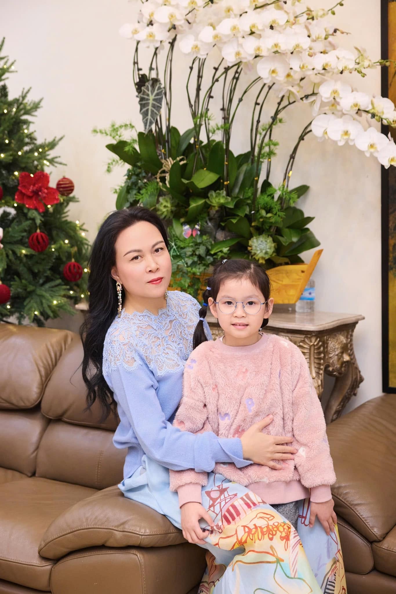 2 con của Qu&aacute;ch Ngọc Ngoan: Con trai bảnh bao chiều cao hơn 1,8m, con g&aacute;i mơ ước được đ&oacute;ng phim c&ugrave;ng bố - Ảnh 5.