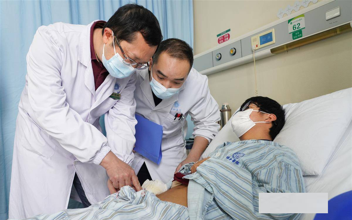 Cô gái 23 tuổi đã phải lọc máu vì bỏ qua dấu hiệu bất thường ở thận, ngày uống 90 viên thuốc dẫn đến lên cơn co giật - Ảnh 3.