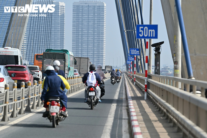 Cầu Nhật t&acirc;n &aacute;p dụng quy định giữ khoảng c&aacute;ch v&agrave; tốc độ tối đa 80 km / h - Ảnh 2.