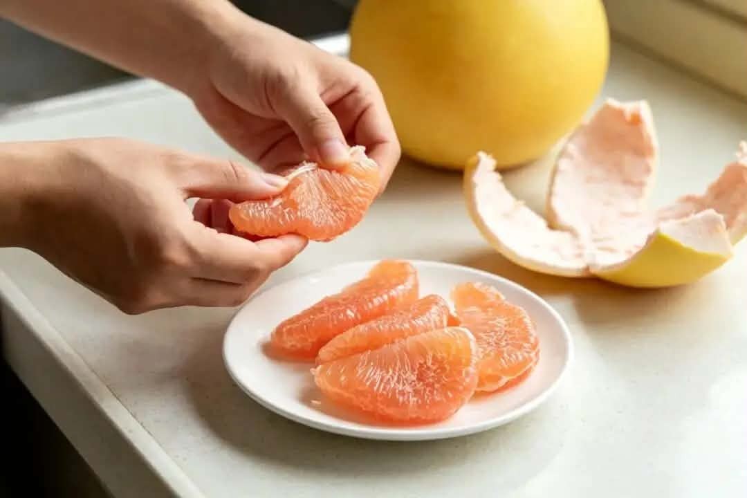 Đừng ăn bưởi tươi, nấu thế này vị chua ngọt hấp dẫn, đảm bảo sẽ ăn hết veo trong nháy mắt - Ảnh 2.
