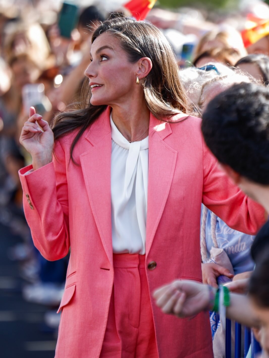 Vương hậu Letizia diện bộ suit 