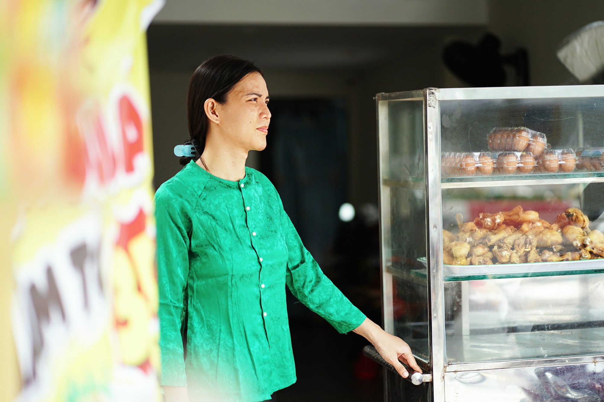 Người d&igrave; chuyển giới mở qu&aacute;n cơm g&agrave; ở TP . HCM nu&ocirc;i mẹ v&agrave; ba đứa ch&aacute;u - Ảnh 5.