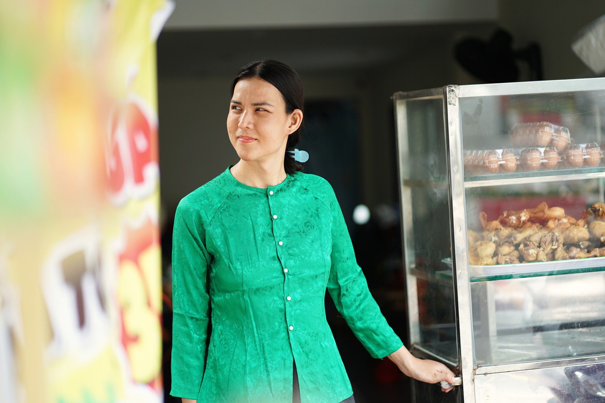 Người d&igrave; chuyển giới mở qu&aacute;n cơm g&agrave; ở TP . HCM nu&ocirc;i mẹ v&agrave; ba đứa ch&aacute;u - Ảnh 1.