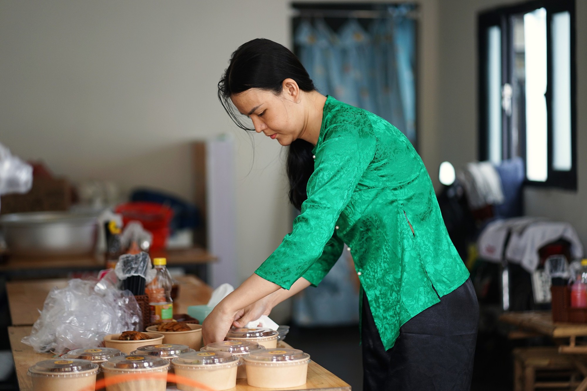 Người d&igrave; chuyển giới mở qu&aacute;n cơm g&agrave; ở TP . HCM nu&ocirc;i mẹ v&agrave; ba đứa ch&aacute;u - Ảnh 2.