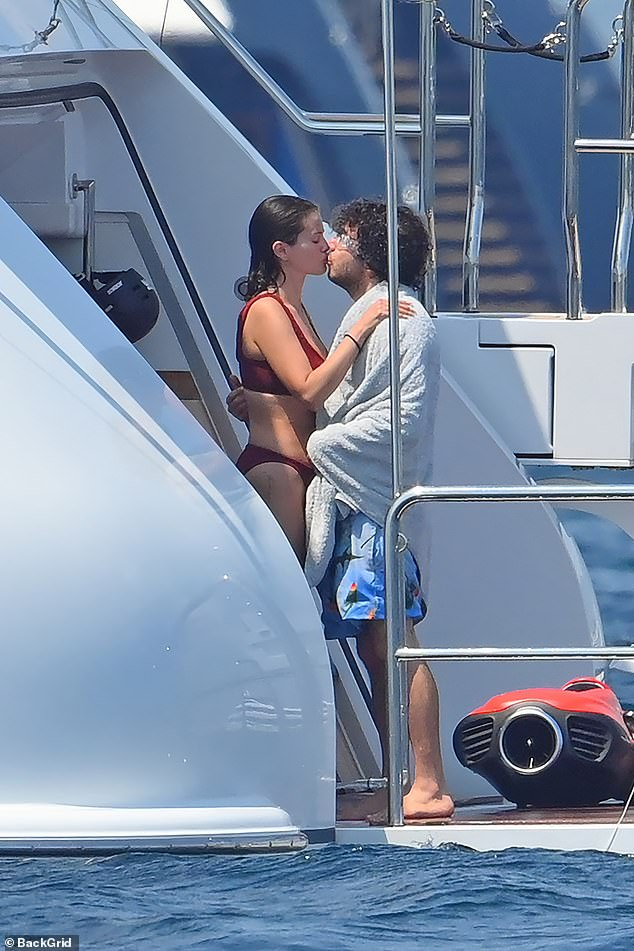 Dậy s&oacute;ng tin Selena Gomez livestream tuy&ecirc;n bố ly h&ocirc;n trong nước mắt v&igrave; bị chồng 