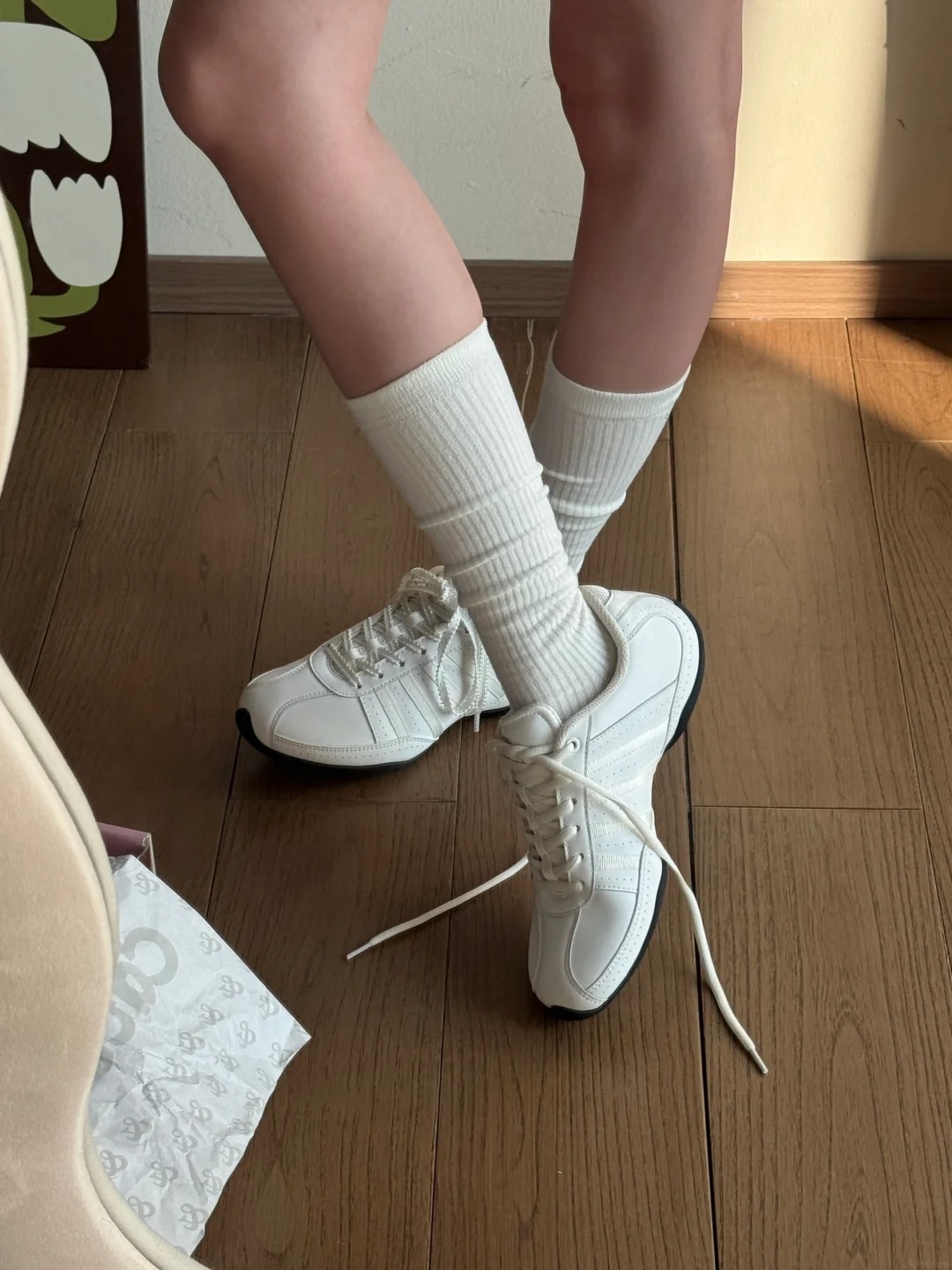 Diện gi&agrave;y thể thao đi l&agrave;m: Vừa trẻ trung 