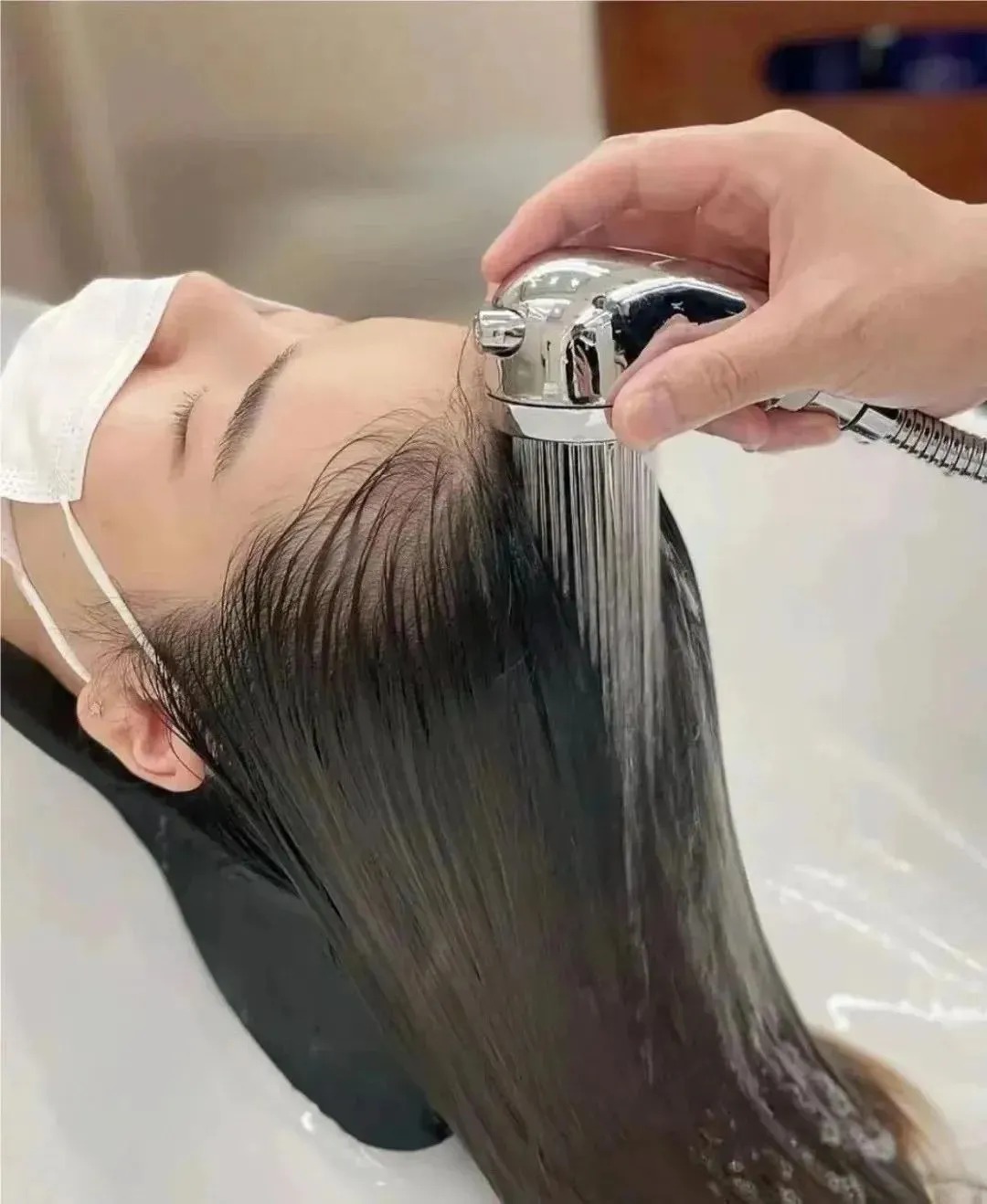 Tóc sạch sâu, lâu bết nhờ 4 chiêu gội đầu