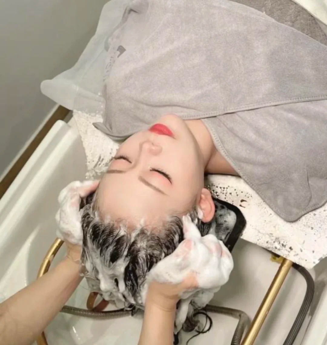 Tóc sạch sâu, lâu bết nhờ 4 chiêu gội đầu