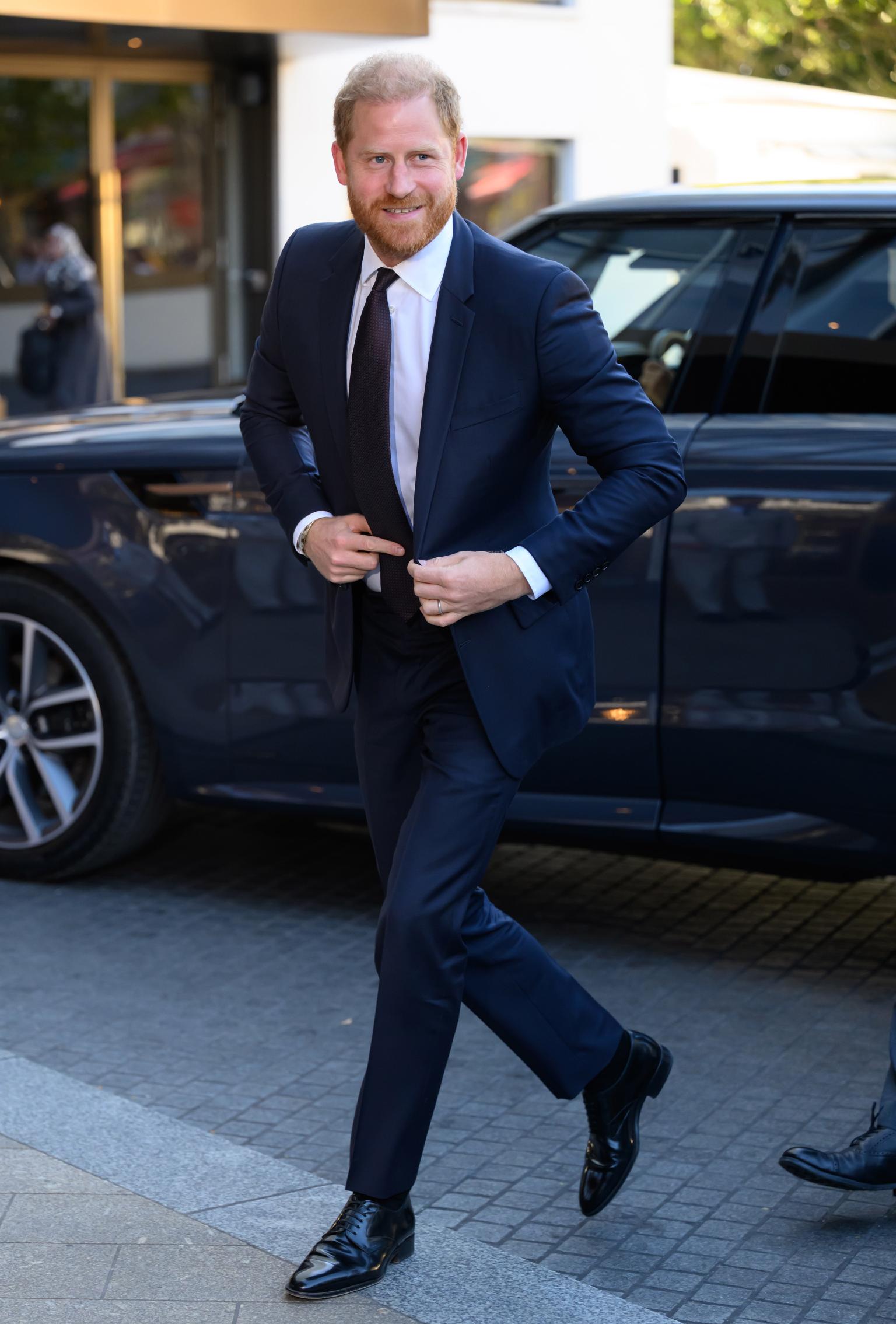 Harry và William im lặng về hồi ký Công nương Diana của cậu ruột Charles Spencer - Ảnh 1. Harry và William im lặng về hồi ký Công nương Diana của cậu ruột Charles Spencer - Ảnh 1.