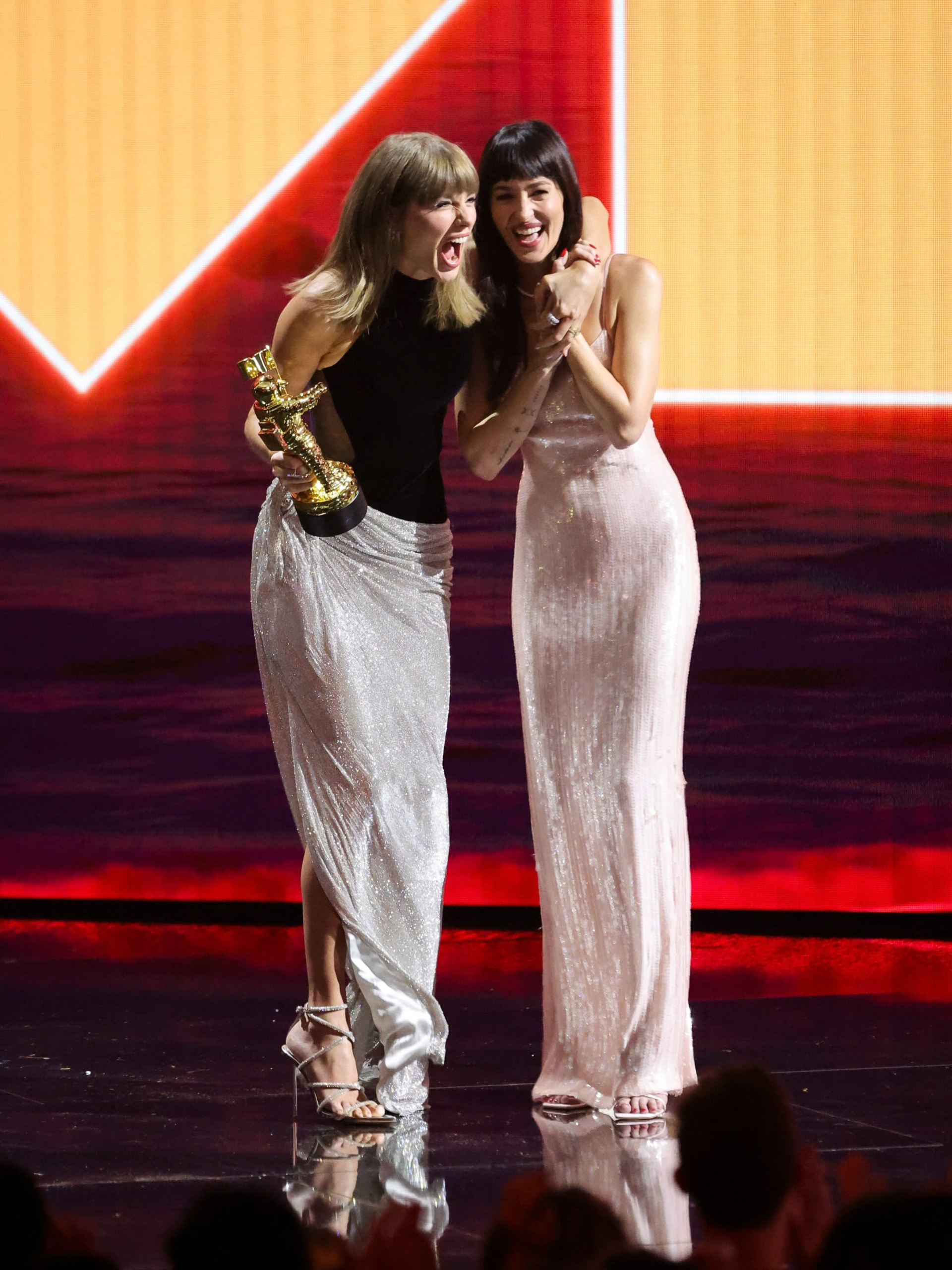 Taylor Swift tỏa s&aacute;ng tại VMAs 2026 với phong c&aacute;ch thời trang đẹp m&ecirc; mẩn - Ảnh 10.