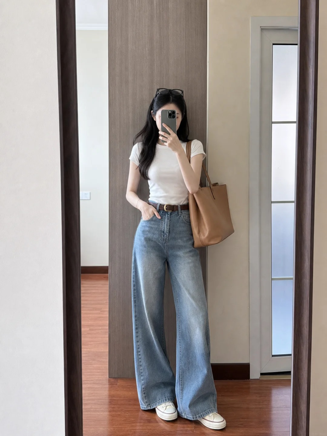 Diện gi&agrave;y thể thao đi l&agrave;m: Vừa trẻ trung 