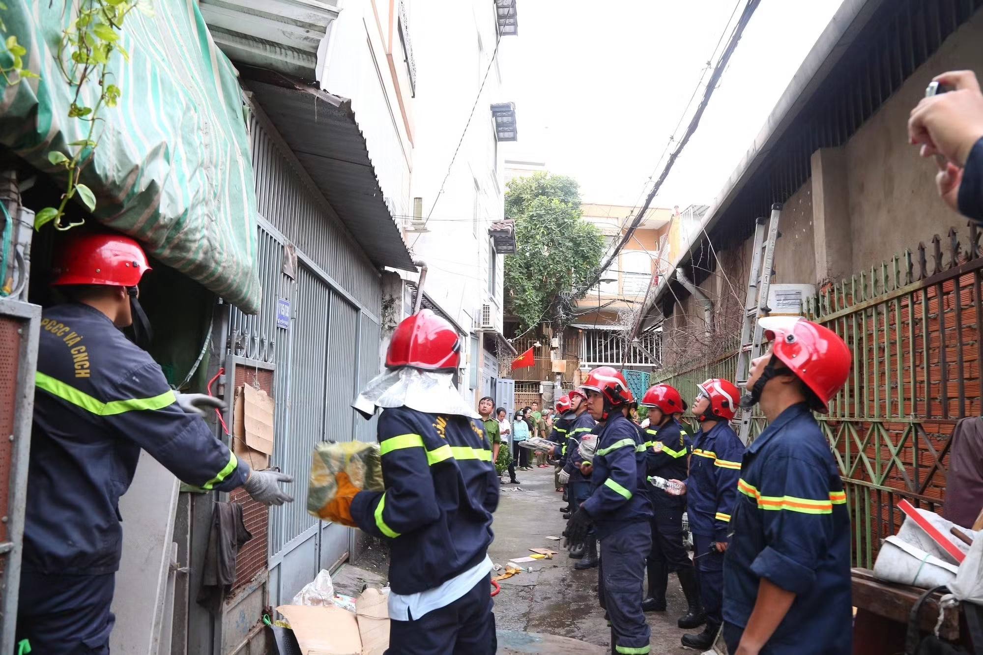 Sập gác nhà dân ở TP . HCM , cảnh sát cứu 3 người mắc kẹt an toàn - Ảnh 2. Sập gác nhà dân ở TP . HCM , cảnh sát cứu 3 người mắc kẹt an toàn - Ảnh 2.