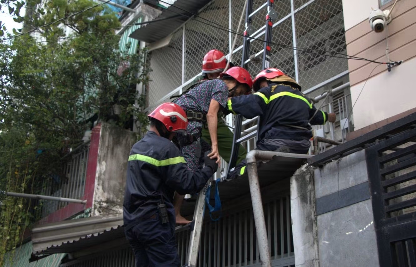 Sập gác nhà dân ở TP . HCM , cảnh sát cứu 3 người mắc kẹt an toàn - Ảnh 3. Sập gác nhà dân ở TP . HCM , cảnh sát cứu 3 người mắc kẹt an toàn - Ảnh 3.