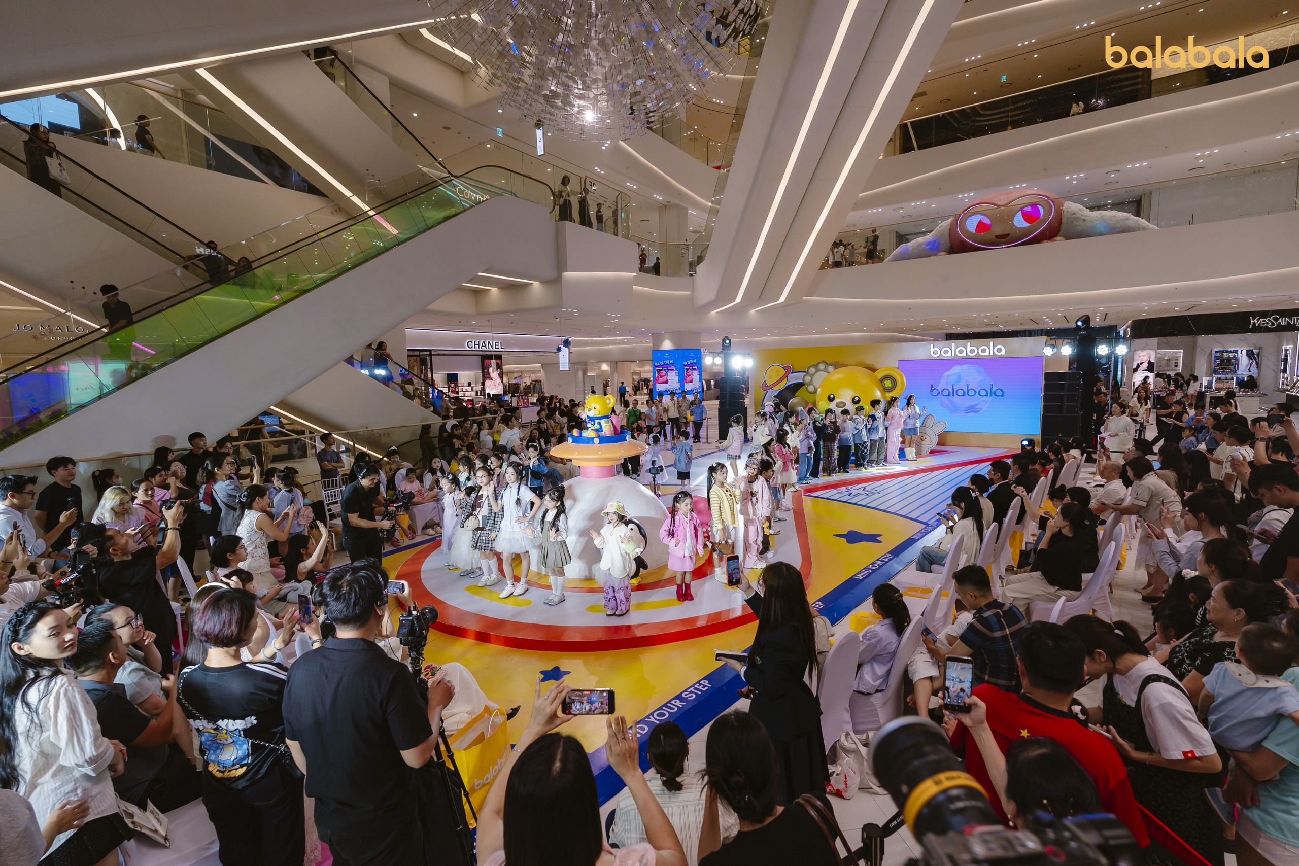 Rước đ&egrave;n, m&uacute;a l&acirc;n, l&ecirc;n s&agrave;n catwalk: Cả 