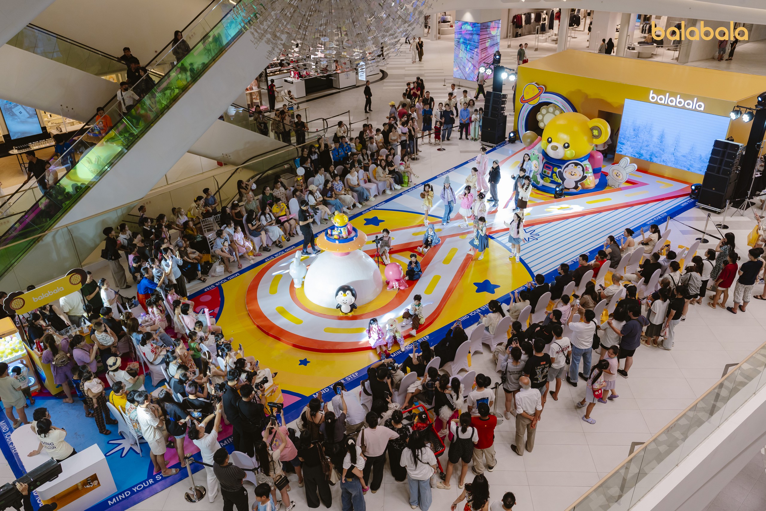 Rước đ&egrave;n, m&uacute;a l&acirc;n, l&ecirc;n s&agrave;n catwalk: Cả 