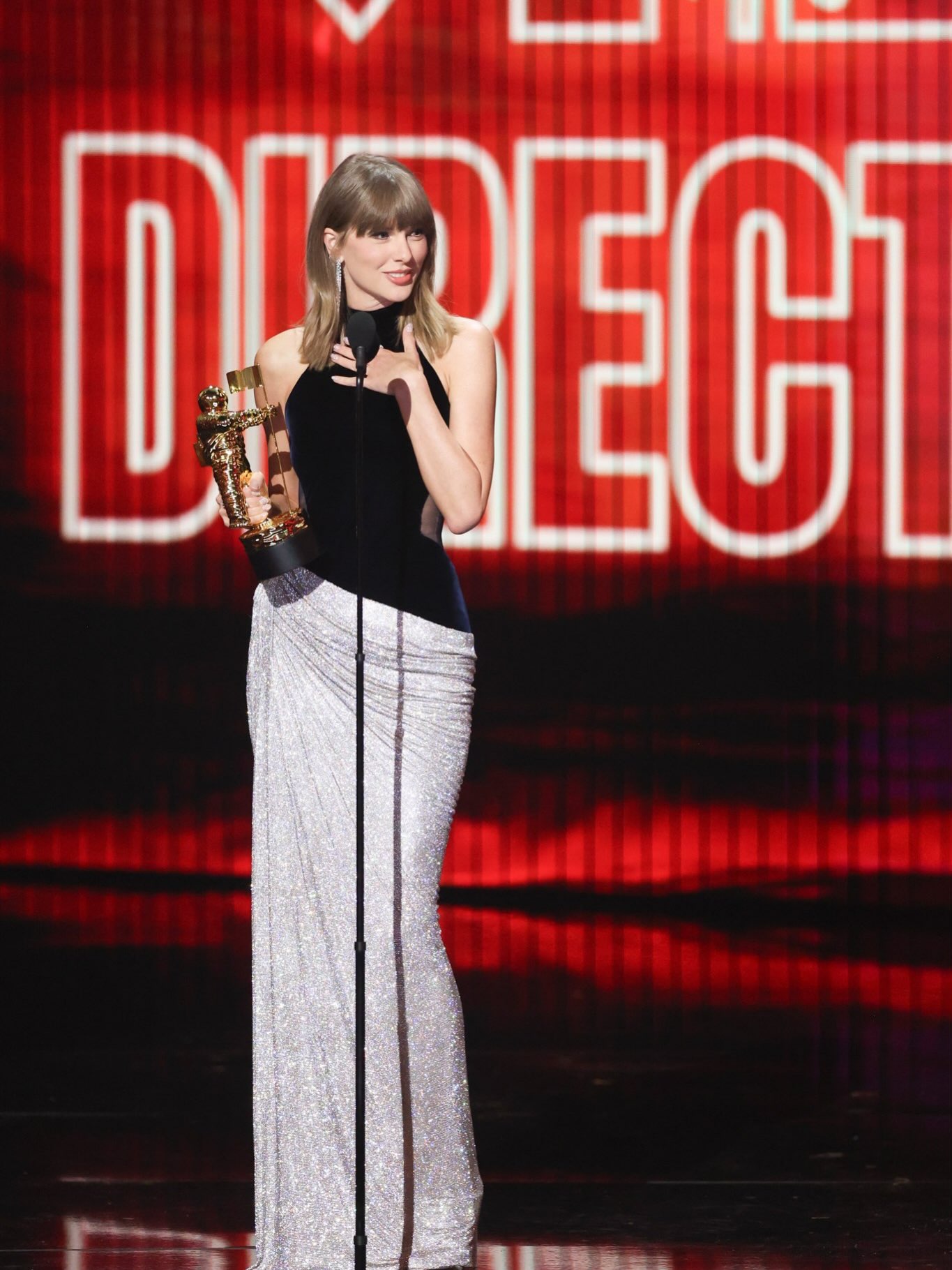 Taylor Swift tỏa s&aacute;ng tại VMAs 2026 với phong c&aacute;ch thời trang đẹp m&ecirc; mẩn - Ảnh 9.