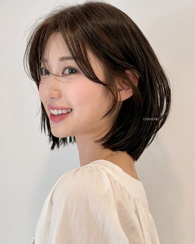 T&oacute;c ngắn m&ugrave;a thu 2026 chuộng layer nhẹ: 6 kiểu gi&uacute;p gương mặt thanh tho&aacute;t hơn- Ảnh 4.