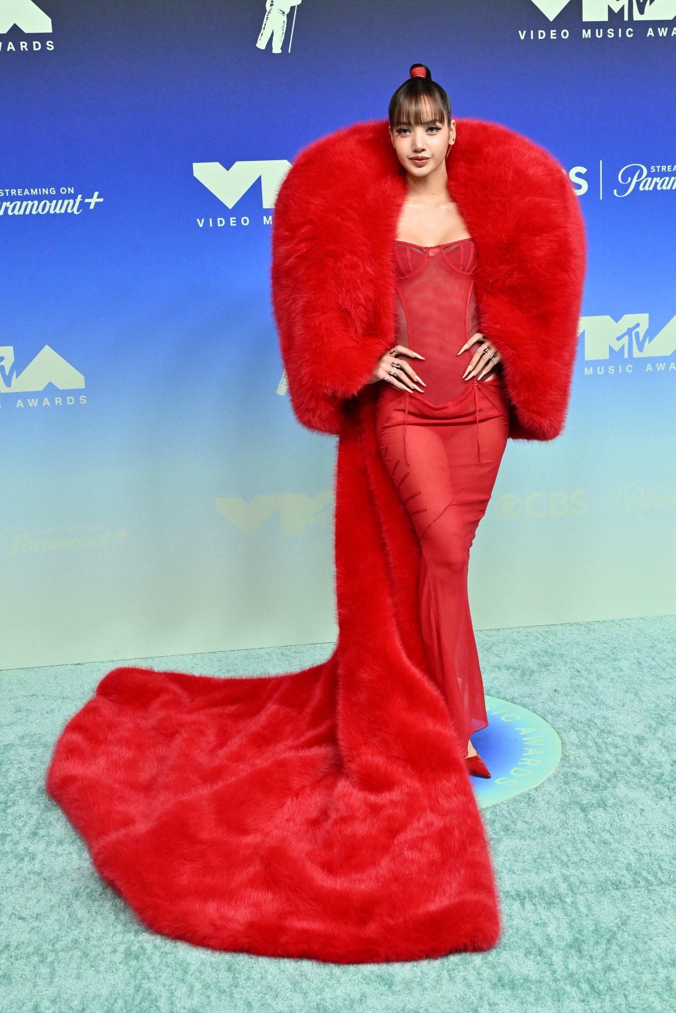 Si&ecirc;u thảm xanh VMAs 2026: Lisa chơi nổi 