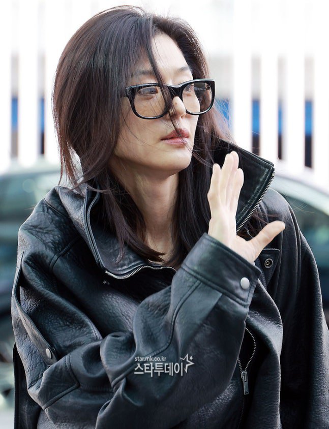 Jeon Ji Hyun v&agrave; Ros&eacute; đụng độ visual tại show Saint Laurent trong Paris Fashion Week 2026 - Ảnh 2.