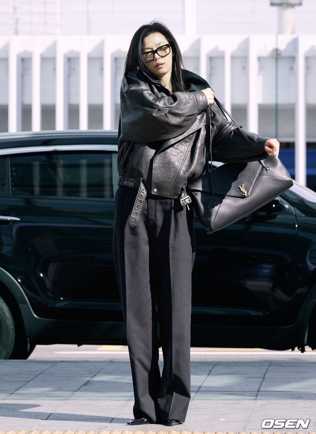 Jeon Ji Hyun v&agrave; Ros&eacute; đụng độ visual tại show Saint Laurent trong Paris Fashion Week 2026 - Ảnh 4.