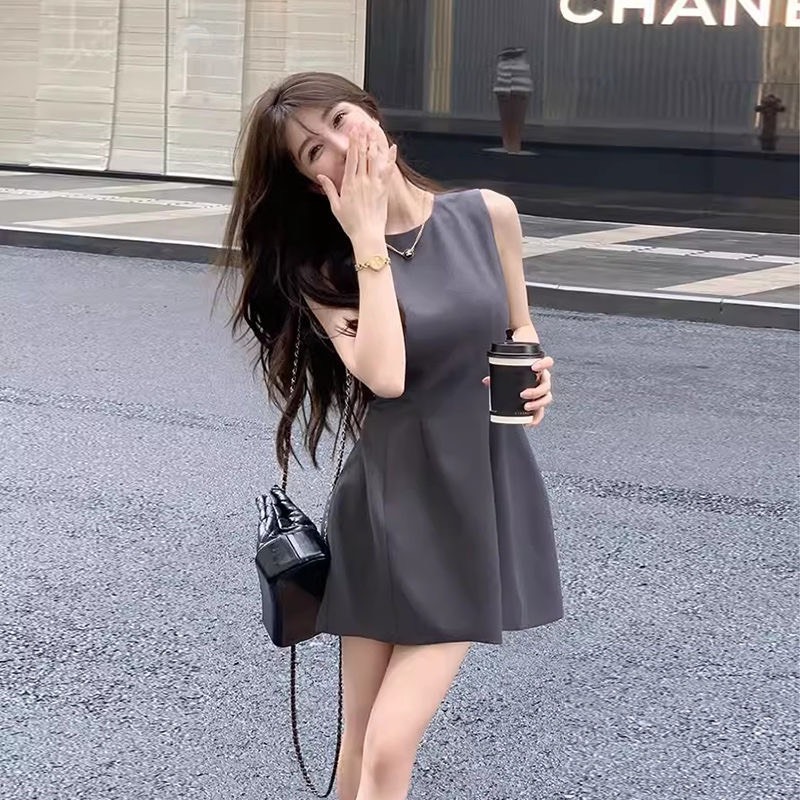 Chiếc v&aacute;y c&ocirc;ng sở cứ mặc l&agrave; đẹp: T&ocirc;n d&aacute;ng, trẻ trung m&agrave; vẫn thanh lịch chuẩn 