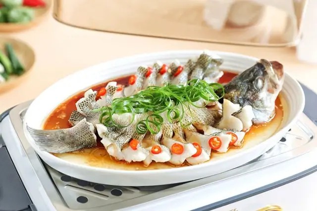 Hấp c&aacute; ngon đ&uacute;ng điệu: B&iacute; quyết x&oacute;a tan m&ugrave;i tanh, giữ độ tươi ngon - Ảnh 1.