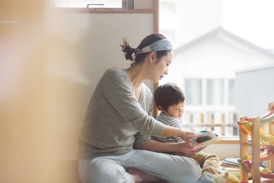 “Mẹ không kiếm ra tiền à?”: Câu hỏi của con khiến người mẹ ở nhà hai năm cứng họng - Ảnh 2.