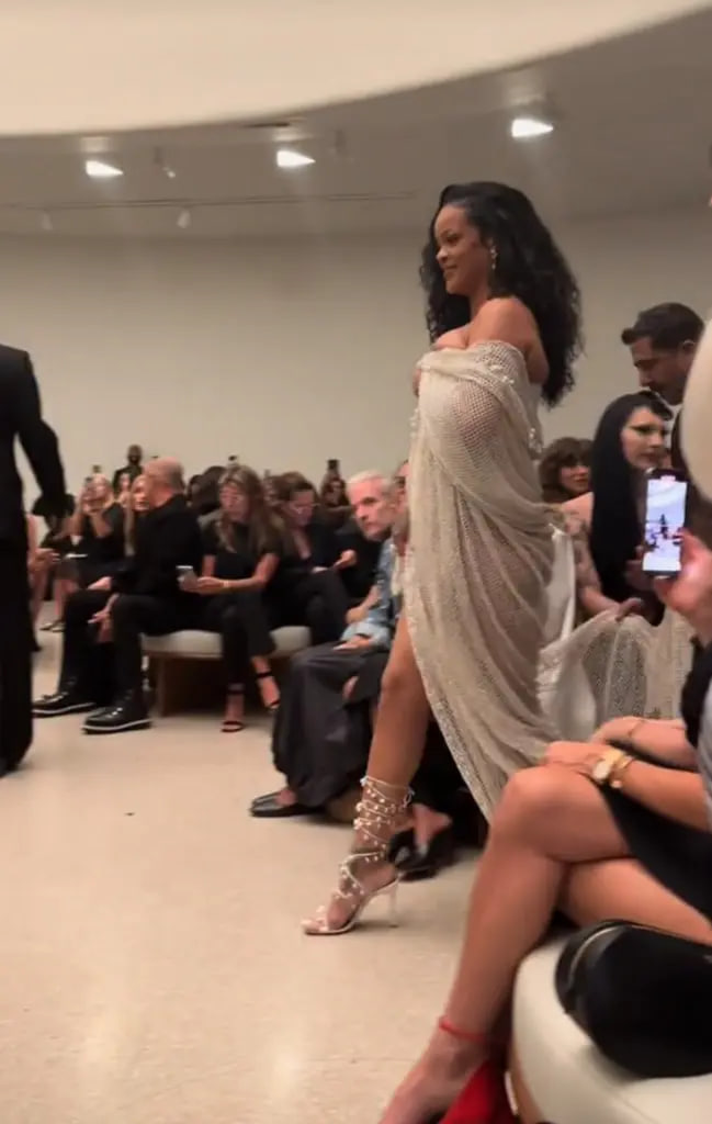 Rihanna đến muộn 63 ph&uacute;t tại show thời trang , kh&aacute;ch mời phải chờ đợi l&acirc;u - Ảnh 8.