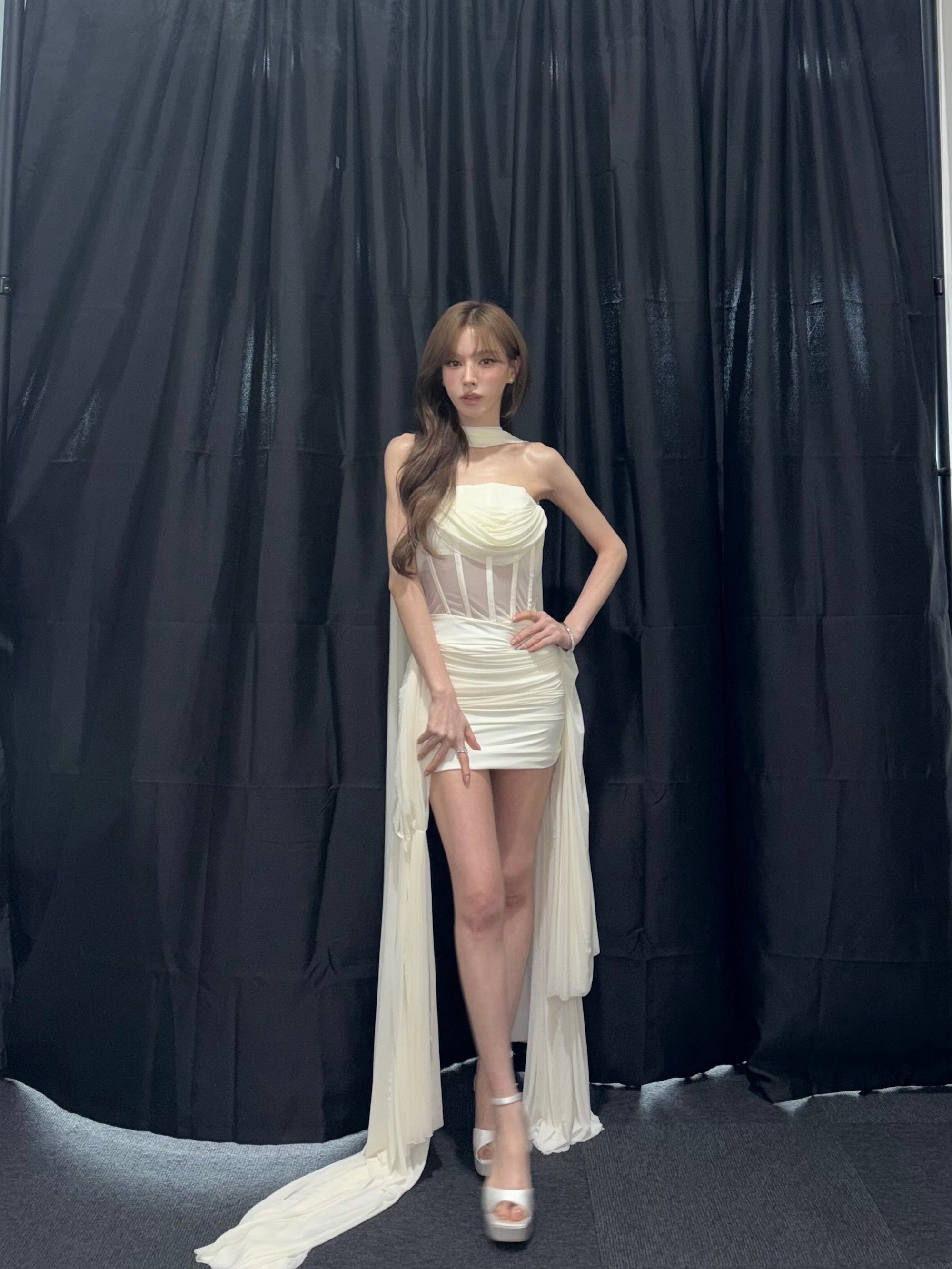 Nấm lùn showbiz 2026: Bí kíp mặc đẹp giúp nàng thấp bé tự tin hơn - Ảnh 10. Nấm lùn showbiz 2026: Bí kíp mặc đẹp giúp nàng thấp bé tự tin hơn - Ảnh 10.