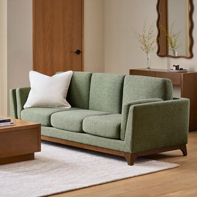 V&igrave; sao sofa ch&acirc;n thấp từng rất được chuộng nhưng đang dần bị thay thế? 5 bất tiện chỉ r&otilde; sau một thời gian sử dụng - Ảnh 1.