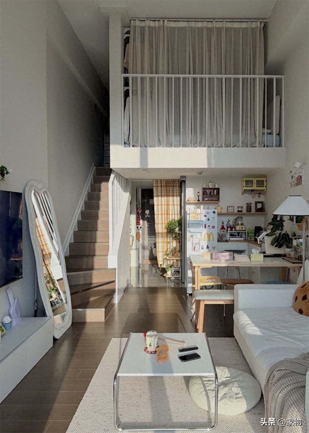 Căn hộ 35m² gây sốt vì tận dụng trần cao 4,3m làm gác lửng: Nhìn cửa sổ kịch trần mới hiểu vì sao nhà nhỏ vẫn thoáng - Ảnh 1.