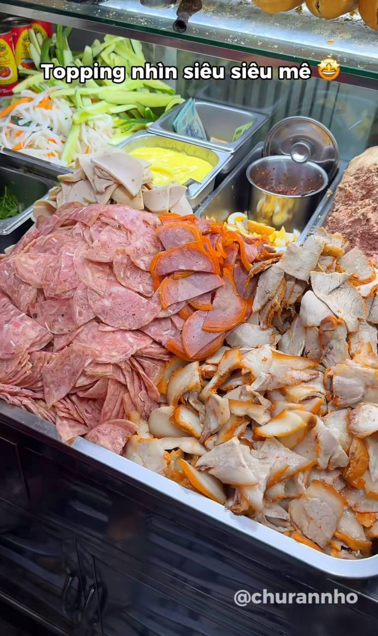 B&aacute;nh m&igrave; ph&aacute; lấu X&oacute;m Chiếu nổi tiếng với gi&aacute; chỉ 25 . 000 Đồng tại TP . HCM - Ảnh 6.