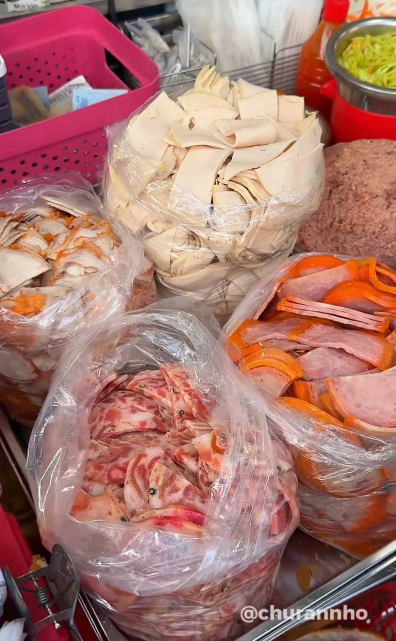 B&aacute;nh m&igrave; ph&aacute; lấu X&oacute;m Chiếu nổi tiếng với gi&aacute; chỉ 25 . 000 Đồng tại TP . HCM - Ảnh 5.
