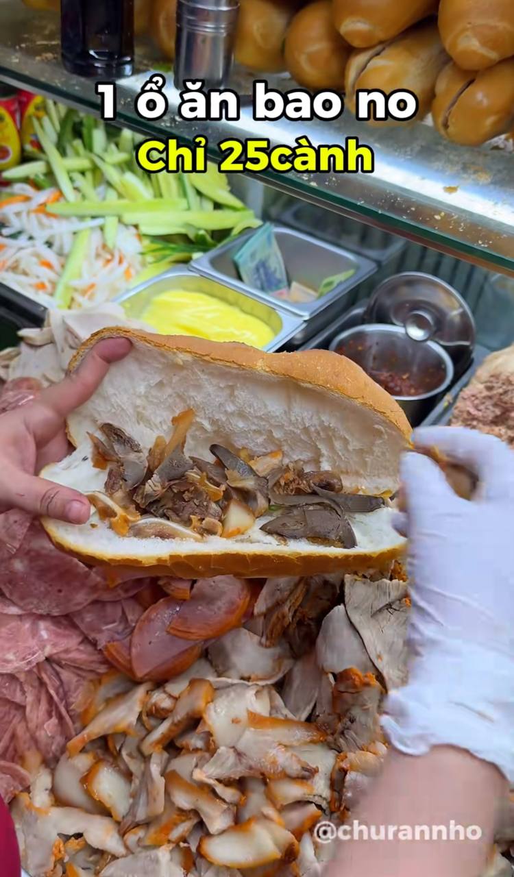 B&aacute;nh m&igrave; ph&aacute; lấu X&oacute;m Chiếu nổi tiếng với gi&aacute; chỉ 25 . 000 Đồng tại TP . HCM - Ảnh 8.