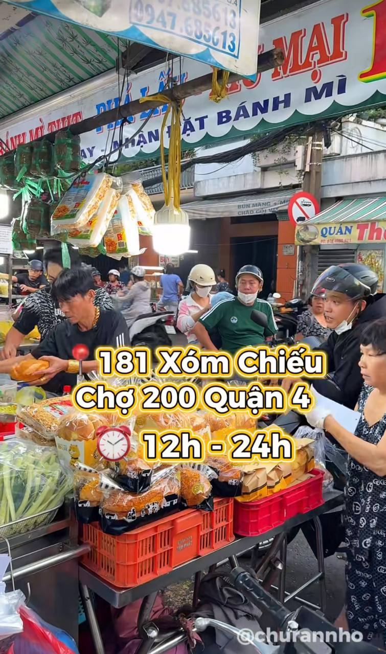 B&aacute;nh m&igrave; ph&aacute; lấu X&oacute;m Chiếu nổi tiếng với gi&aacute; chỉ 25 . 000 Đồng tại TP . HCM - Ảnh 1.