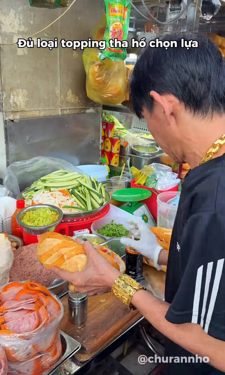 B&aacute;nh m&igrave; ph&aacute; lấu X&oacute;m Chiếu nổi tiếng với gi&aacute; chỉ 25 . 000 Đồng tại TP . HCM - Ảnh 7.