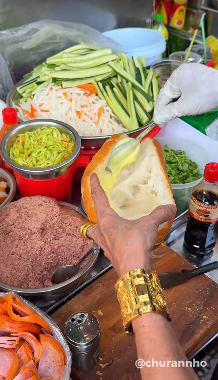 B&aacute;nh m&igrave; ph&aacute; lấu X&oacute;m Chiếu nổi tiếng với gi&aacute; chỉ 25 . 000 Đồng tại TP . HCM - Ảnh 3.